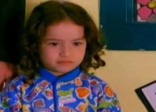 طفلة فيلم (حرامية في kg2) المشاكسة اتتذكرونها ...لن تصدق كيف أصبح شكلها اليوم بعد مرور 20 سنة من عرض الفيلم ..شابه فاتته شقراء سيذهلكم جمالها الاروبي النادر!!شوف دلوقتي