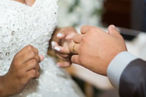 عريس يلفظ أنفاسه في أحضان عروسته بشكل مفاجئ.. والأخيرة تصر على دفنها معه لهذا السبب