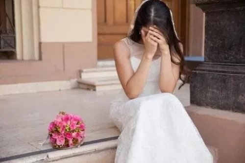 عروس شديدة الجمال تفاجئ الجميع وترقص مع امها المتوفاة في حفل زفافها كيف حدث ذلك... شوف دلوقتي
