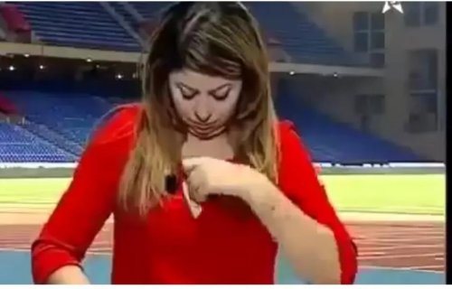 مذيعة مغربية شديدة الحسن نسيت أنها على البث المباشر وما فعلته دون ذرة خجل فجر غضب كل المغربيين !! (فيديو)