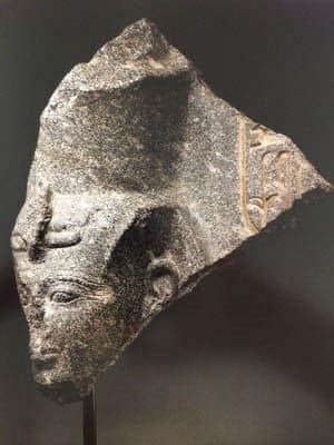 سفارة مصر في سويسرا تستعيد جزءًا مقتطعًا من تمثال للملك رمسيس الثاني