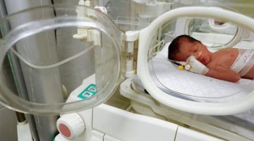 إنقاذ طفلة برحم أمها الشهيدة جراء غارة إسرائيلية أبادت عائلتها