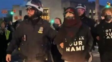 الشرطة الأمريكية تعتقل متظاهرين مؤيدين لفلسطين أمام منزل شومر| فيديو