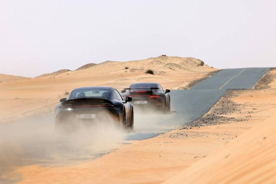 نجاح تطوير أول سيارة 911 بمحرك هجين