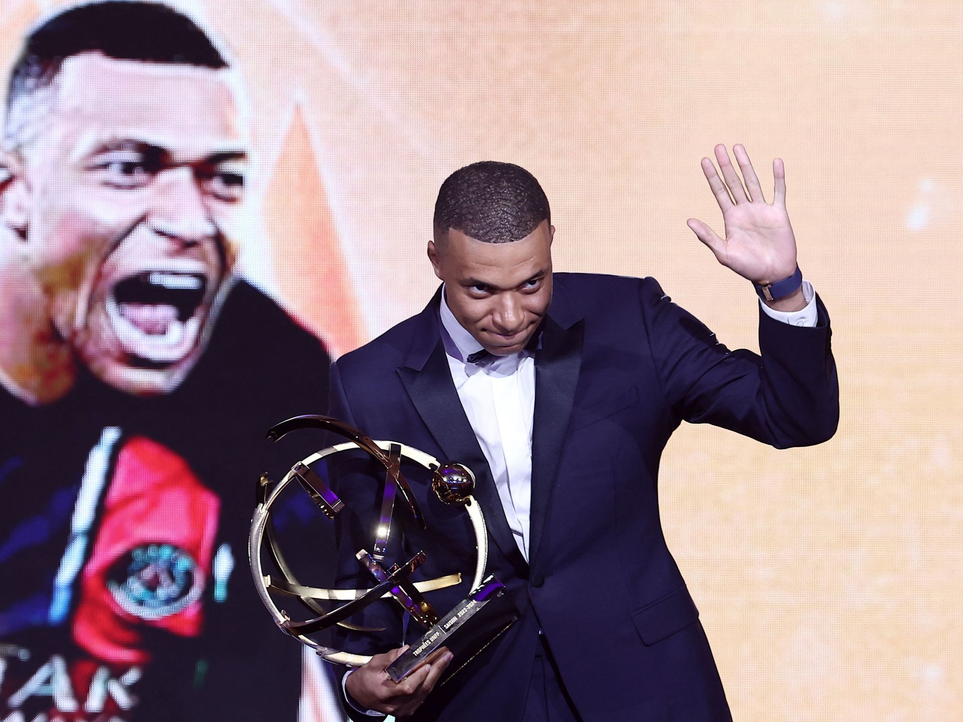 “سأرحل ورأسي مرفوع”.. مبابي يتوج بجائزة أفضل لاعب بالدوري الفرنسي - موقع الخليج الان