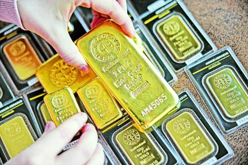ارتفاع الدولار يهبط بأسعار الذهب