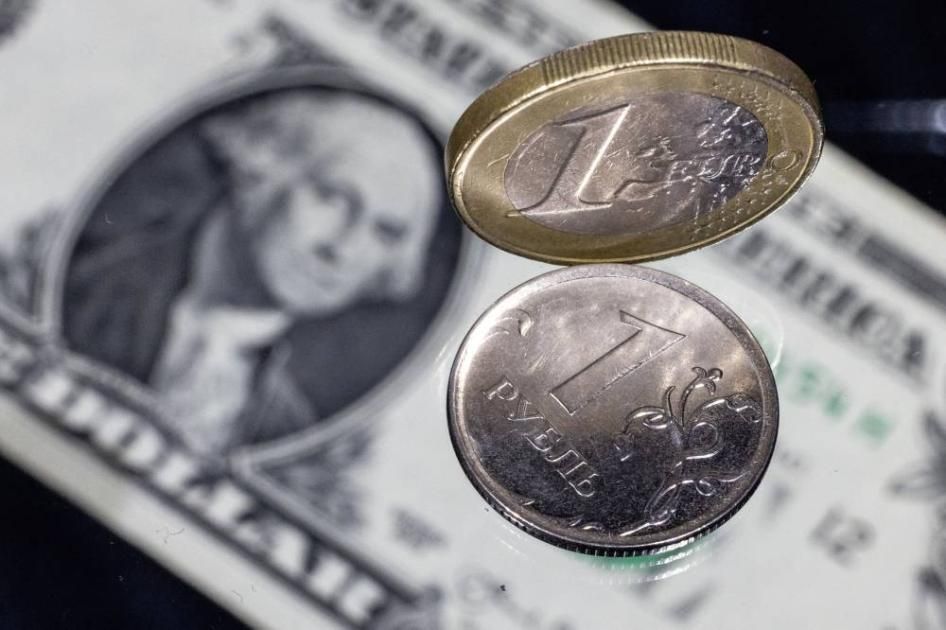 الدولار يرتفع قليلا قبل صدور بيانات اقتصادية أمريكية مهمة