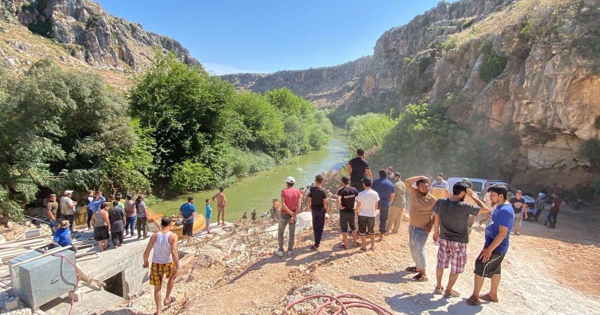 فاجعة تهز سوريا.. غرق حافلة مدرسية تقل 60 طفلاً في نهر العاصي (فيديو وصور)