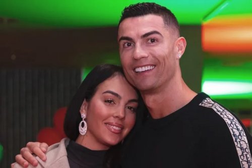 منبهرة بجمال مدينة العلا!! جورجينا تكشف عن سعادتها بالتواجد في المملكة العربية السعودية