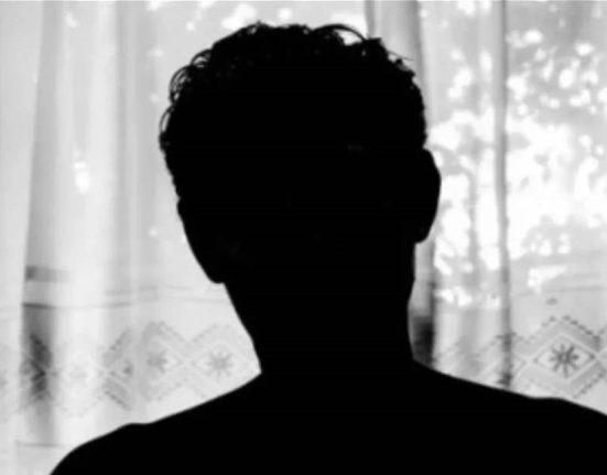 فنان عربي يبكي على المسرح بعد غنائه لـ لبنان.. ويوجه رسالة