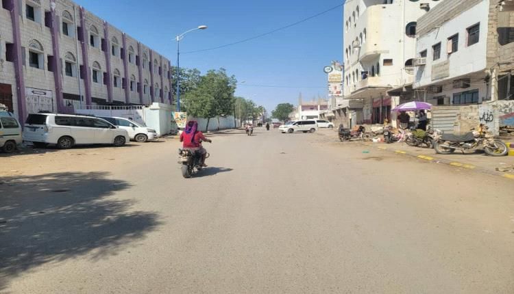 مصدر محلي في لحج يكشف مأساة معلم يطعم أطفاله من بقايا الأسواق