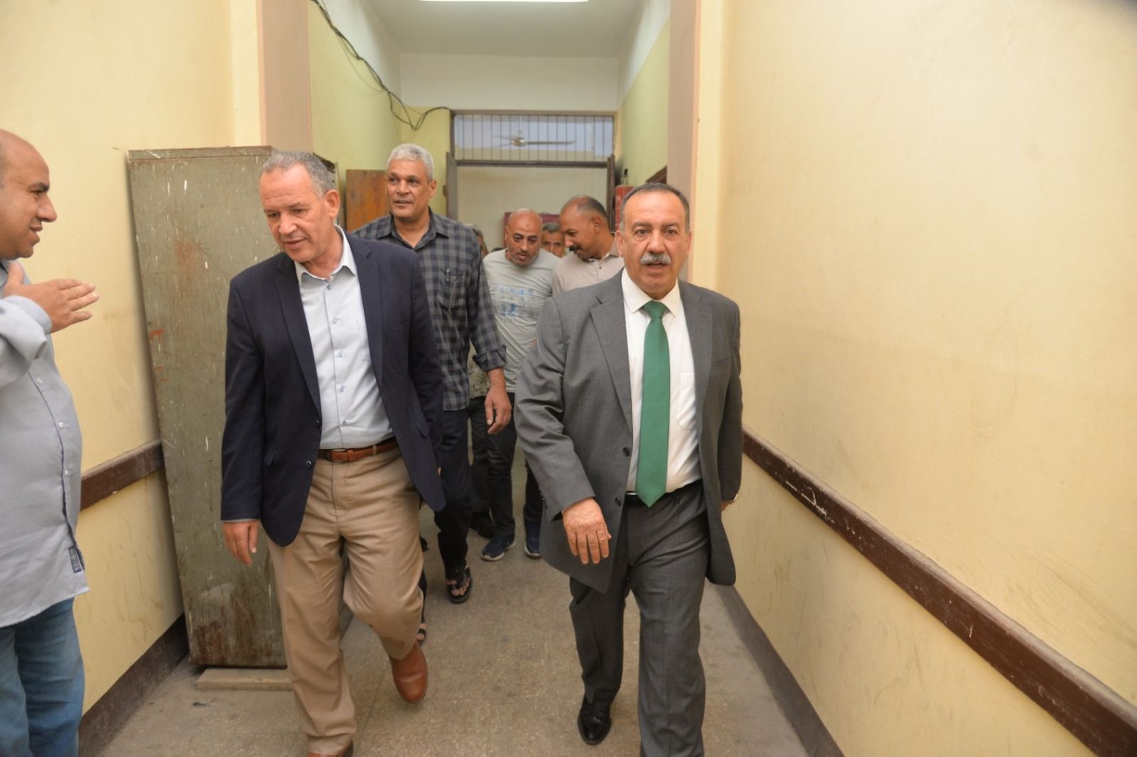 محافظ أسيوط يتفقد أعمال لجنة النظام والمراقبة إجراءات تصحيح ورصد الدرجات للشهادة الإعدادية - الخليج الان