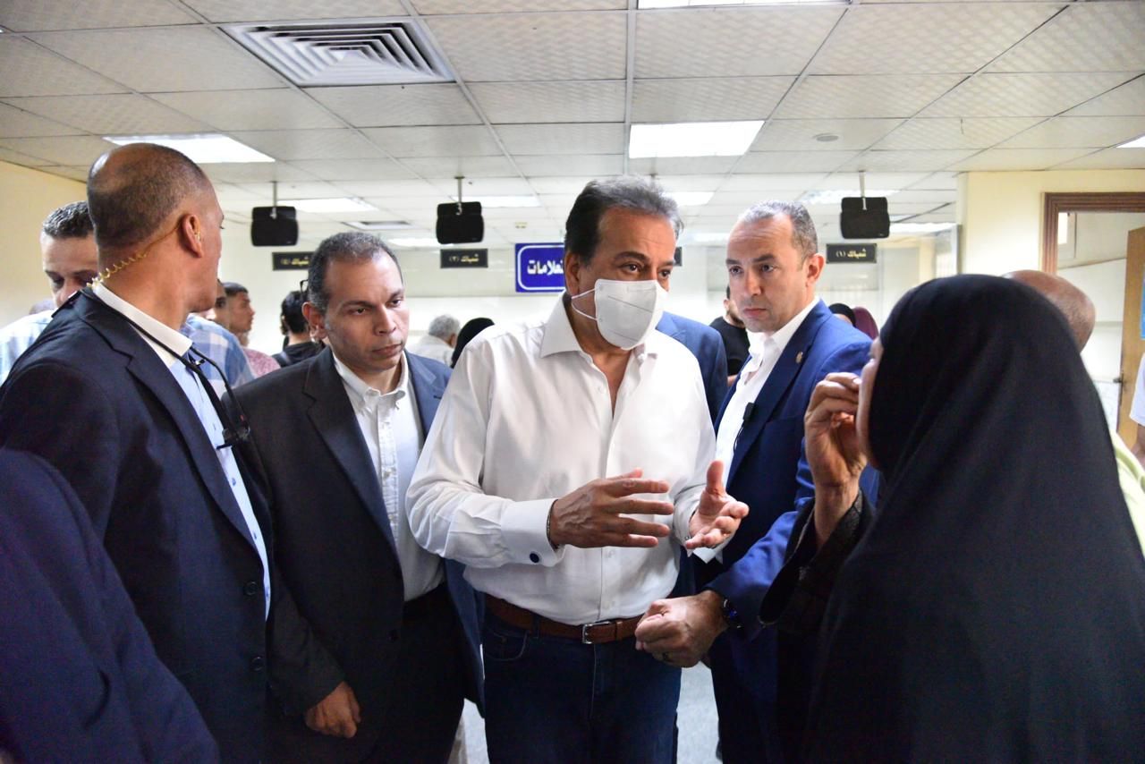 وزير الصحة يتفقد العيادات الخارجية بمستشفى مدينة نصر.. ويوجه باتخاذ عدة إجراءات للتيسير على المرضى وخاصة كبار السن - الخليج الان