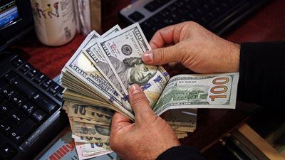 بعد هدوء خروج الأموال الساخنة.. سعر الدولار يعود للتراجع مقابل الجنيه - الخليج الان