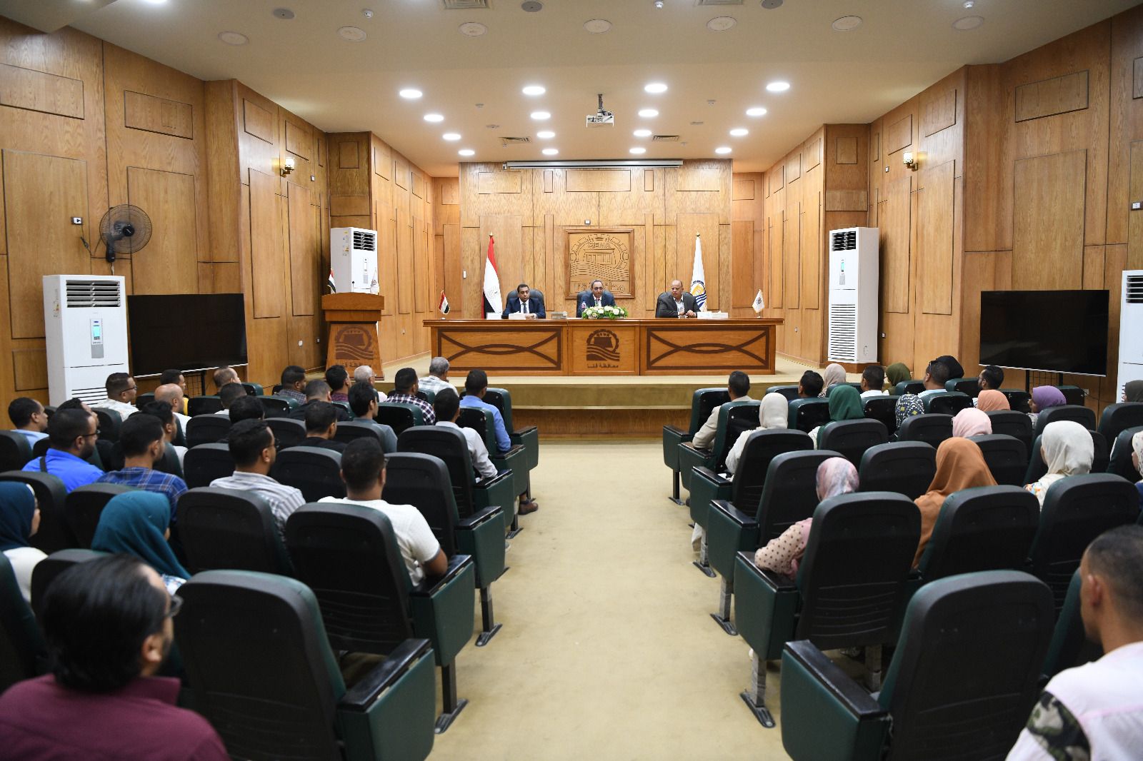 محافظ قنا يلتقي بالمهندسين الجدد ويوجههم للعمل بروح الفريق وخدمة المواطن - الخليج الان