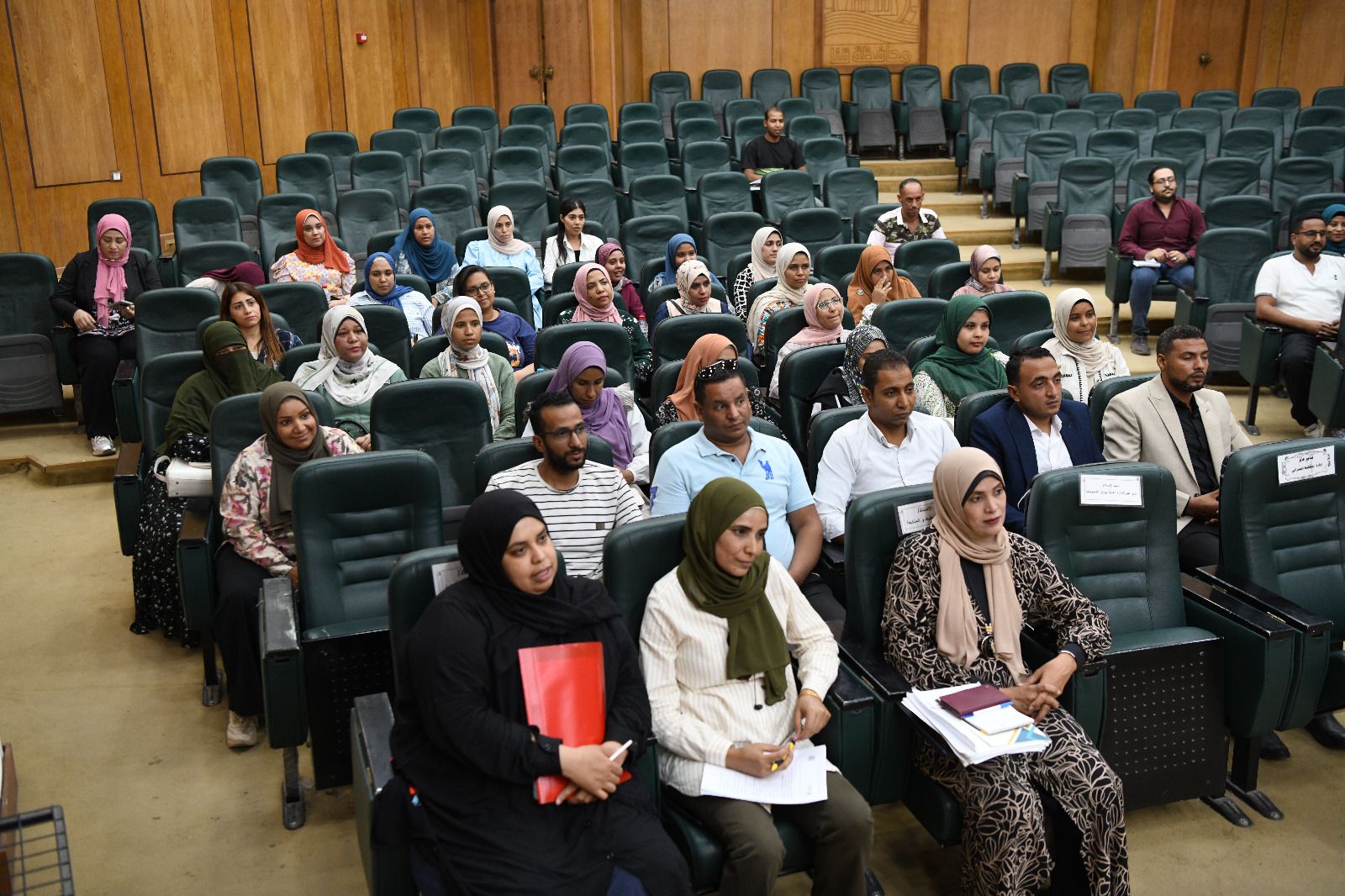 محافظ قنا يلتقي بالمهندسين الجدد ويوجههم للعمل بروح الفريق وخدمة المواطن - الخليج الان