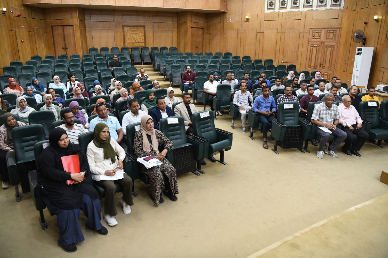 محافظ قنا يلتقي بالمهندسين الجدد ويوجههم للعمل بروح الفريق وخدمة المواطن - الخليج الان