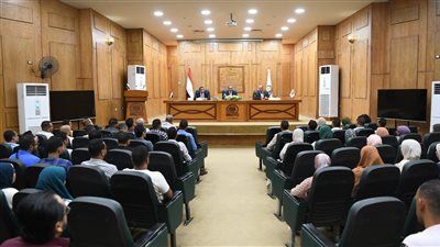محافظ قنا يلتقي بالمهندسين الجدد ويوجههم للعمل بروح الفريق وخدمة المواطن - الخليج الان