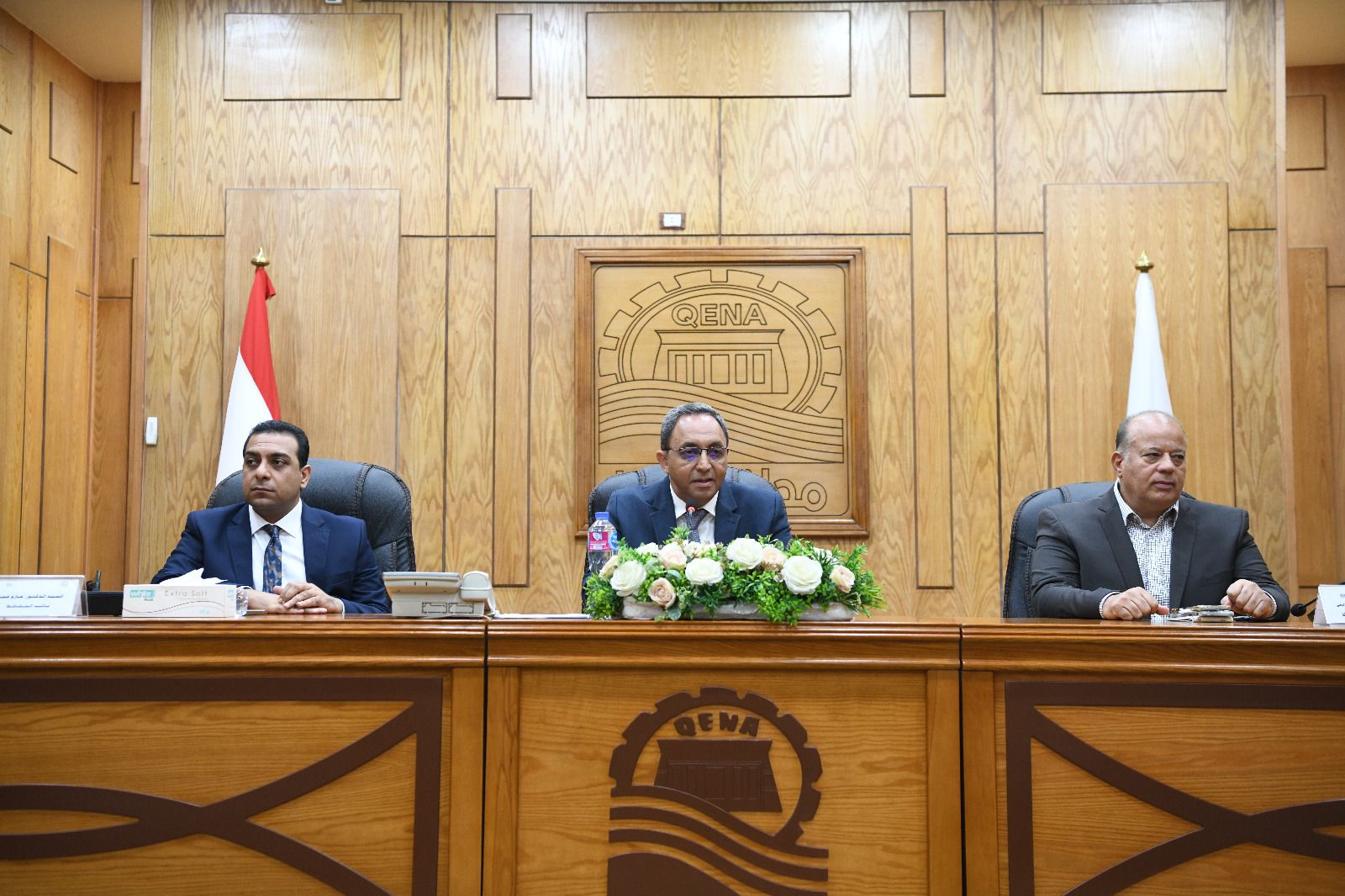 محافظ قنا يلتقي بالمهندسين الجدد ويوجههم للعمل بروح الفريق وخدمة المواطن - الخليج الان
