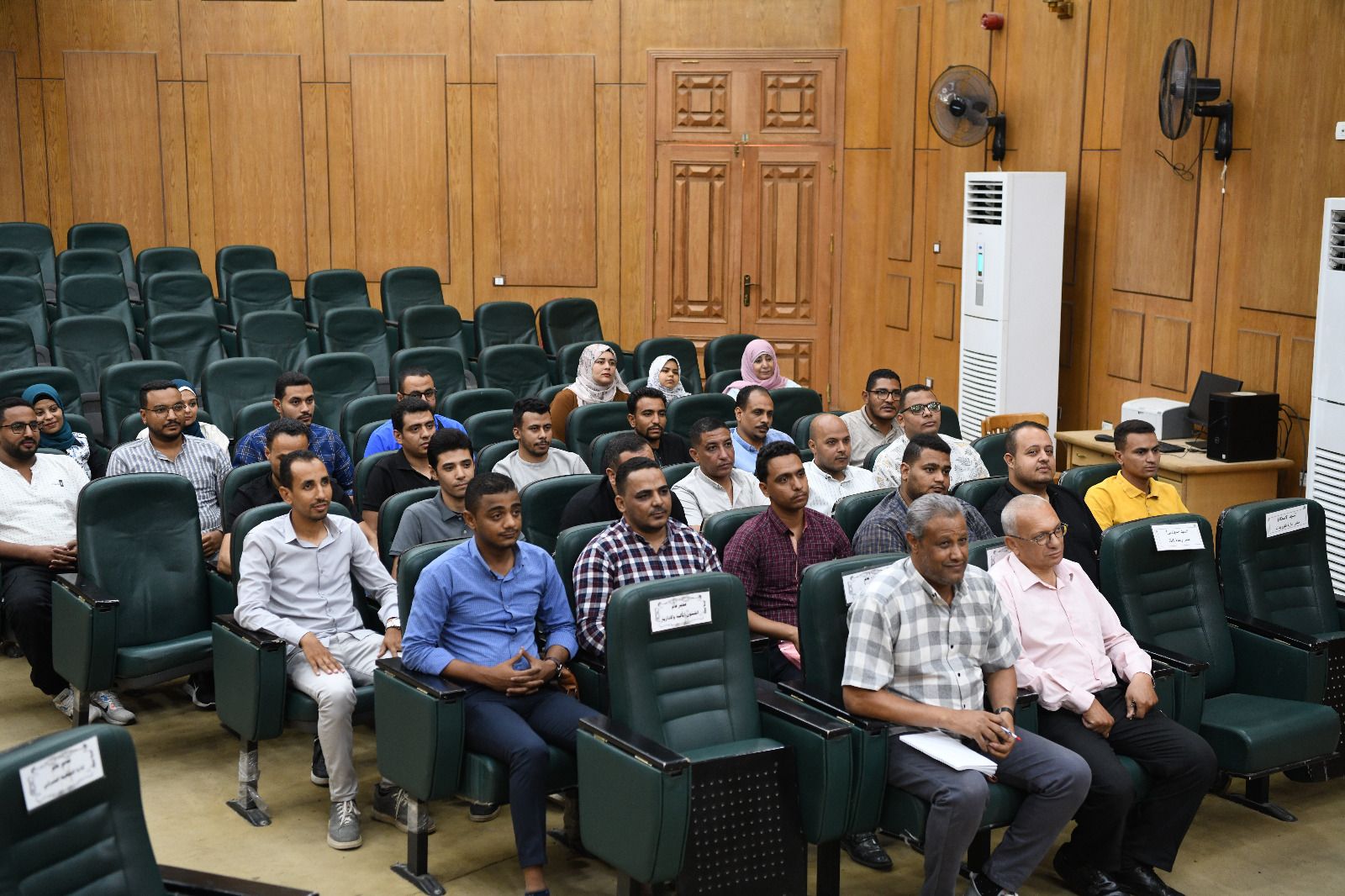 محافظ قنا يلتقي بالمهندسين الجدد ويوجههم للعمل بروح الفريق وخدمة المواطن - الخليج الان