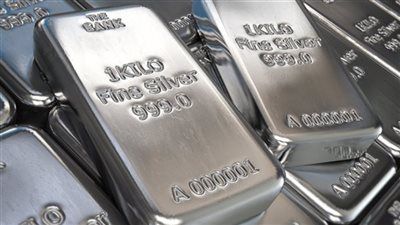 الفضة تتراجع مع انحسار التوترات وتحول المستثمرين نحو السندات - الخليج الان