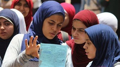 طلاب الثانوية العامة النظام القديم يؤدون امتحانات الجيولوجيا والجبر وعلم النفس الساعة التاسعة صباحا - الخليج الان