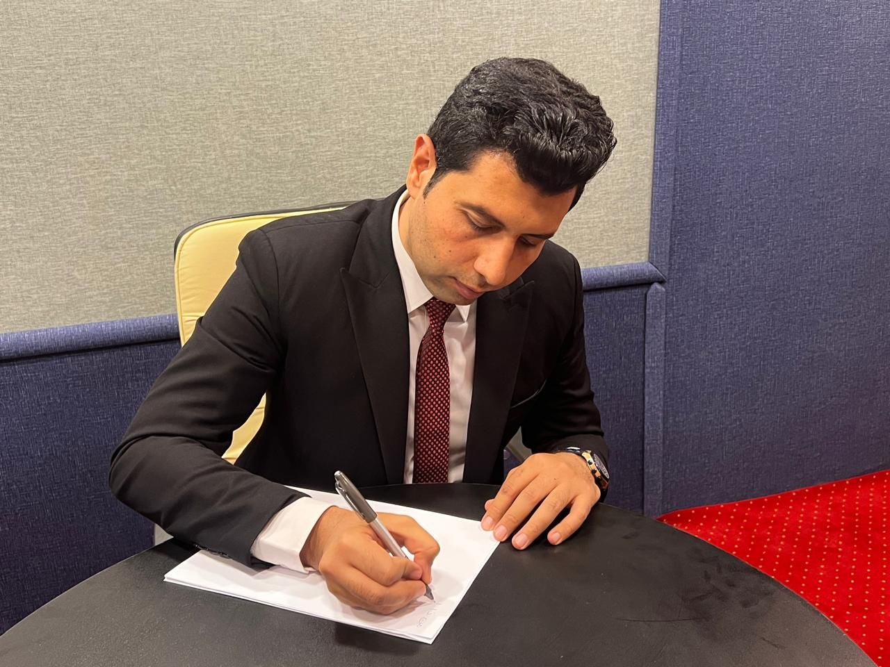 الإعلامي أحمد دياب يرثي شهداء حريق رمسيس بقصيدة مؤثرة بعنوان "حقكم علينا" - الخليج الان
