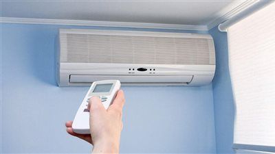 5 أخطاء في استخدام ريموت التكييف.. زر واحد منها يضاعف فاتورة الكهرباء 3 مرات - الخليج الان