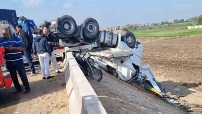 مصرع وإصابة 4 في حادث تصادم ميكروباص مع تريلا أعلى الطريق الإقليمي - الخليج الان