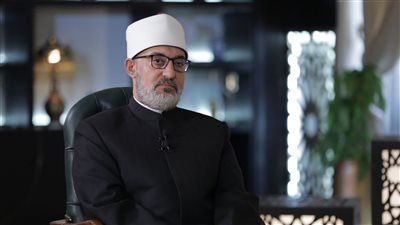 ما حكم تيمّم المرأة التي تضع مستحضرات التجميل.. الدكتور نظير عياد يجيب - الخليج الان