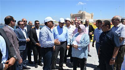 رئيس الوزراء يتفقد مشروعات الحواجز البحرية وحماية الشواطئ خلال زيارته لمحافظة الإسكندرية - الخليج الان