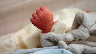 قرار عاجل بشأن بائع خردة وزوجة شقيقه لإلقائهما رضيع - الخليج الان