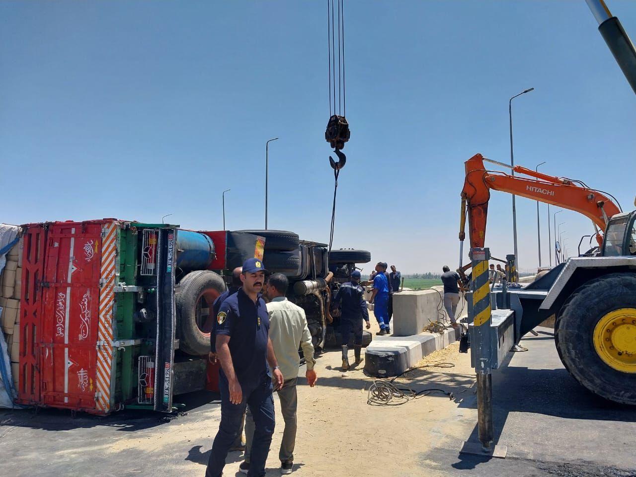 انقـ ـلاب سيارة شحن يعطل المرور على محور الشهيد باسم فكري بقنا دون إصابات - الخليج الان