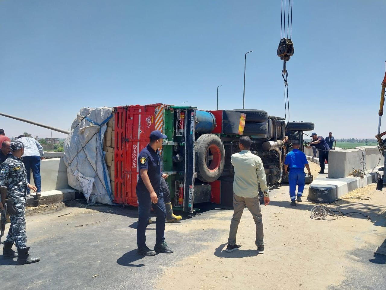 انقـ ـلاب سيارة شحن يعطل المرور على محور الشهيد باسم فكري بقنا دون إصابات - الخليج الان