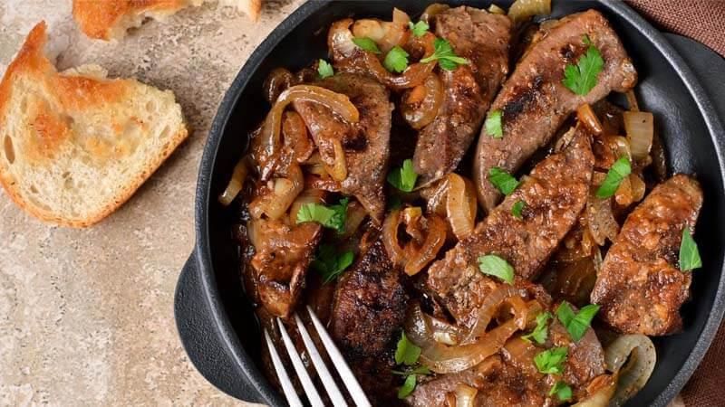 سهل وبسيط.. طريقة عمل الكبدة بالبصل يذوب في بقك