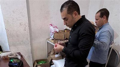 ضبط كيانين مخالفين لتصنيع الشيكولاتة والحلويات مجهولة المصدر واستخدام علامات تجارية وهمية بالباجور - الخليج الان