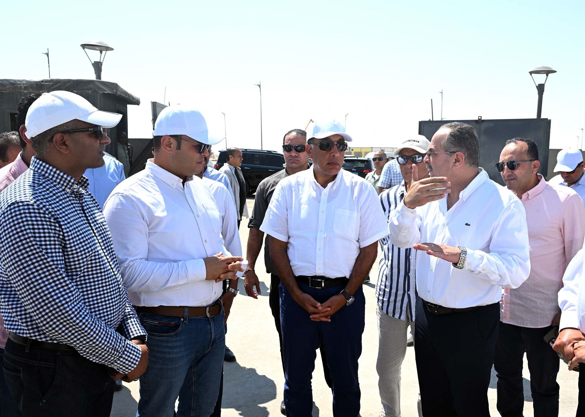 رئيس الوزراء يتفقد محطة التجارب لتحلية مياه البحر بالعلمين الجديدة ويدعو لتعزيز الزراعة بالمياه المحلاة - الخليج الان