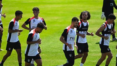 مساعد فيريرا يقود فقرة بدنية خفيفة للاعبي الزمالك بمران الفريق بالدفاع الجوي - الخليج الان