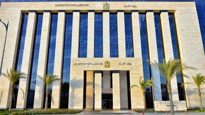 الحكومة تحسم الجدل..تعويض فوري للعامل عند استدعائه وفق قانون العمل - الخليج الان