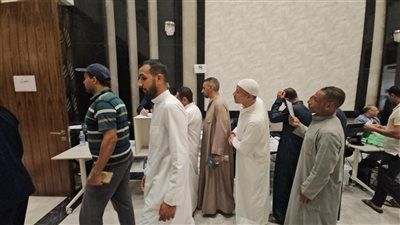 الجلباب الصعيدي في الصدارة.. المصريون في الخليج يسطرون صفحة جديدة فى حب الوطن.. الجاليات المصرية بالسعودية والكويت وعمان يحتشدون أمام اللجان - الخليج الان