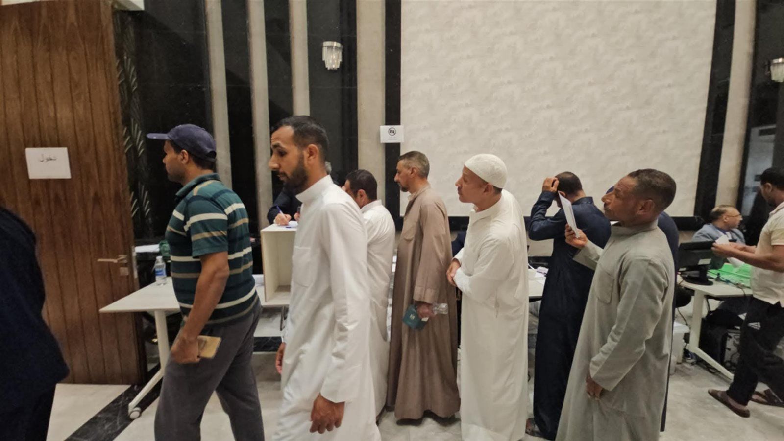 الجلباب الصعيدي في الصدارة.. المصريون في الخليج يسطرون صفحة جديدة فى حب الوطن.. الجاليات المصرية بالسعودية والكويت وعمان يحتشدون أمام اللجان - الخليج الان
