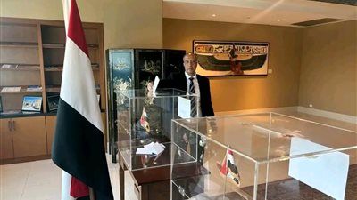 بالتقاط الصور التذكارية.. المصريون في تايلاند يوثقون مشاركتهم في انتخابات الشيوخ - الخليج الان