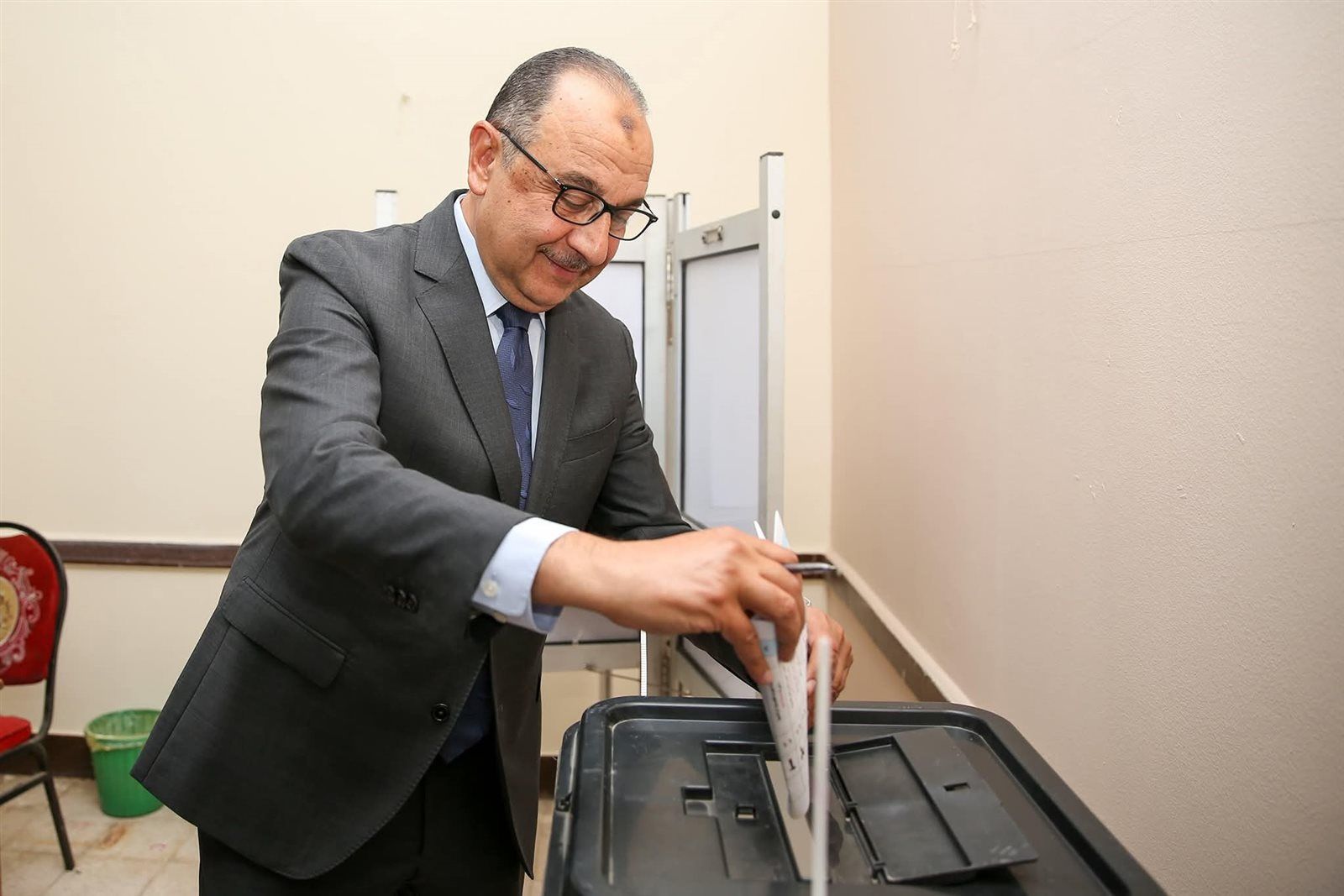 وزير قطاع الأعمال العام يُدلي بصوته في انتخابات مجلس الشيوخ بالتجمع الخامس - الخليج الان
