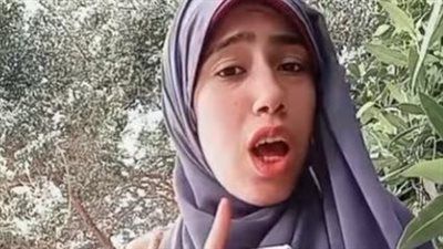 وسط حراسة أمنية مشددة.. وصول التيك توكر علياء قمرون بالكلابشات لعرضها على جهات التحقيق - الخليج الان