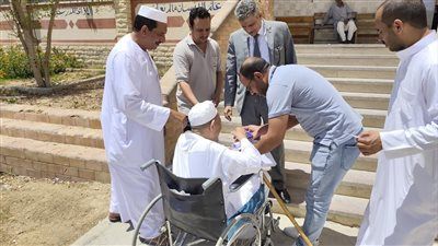 رئيس لجنة انتخابية يخرج لتسهيل التصويت لناخب مُسن بمركز الحمام في مطروح - الخليج الان