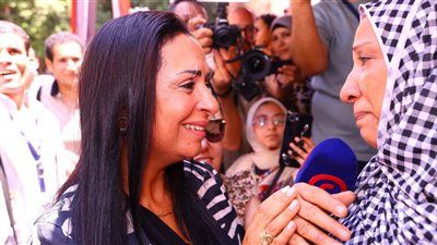 "الإنسانية أسمى قيمنا.. وزيرة التضامن تواسي مواطنة باكية وتستجيب فورًا لاحتياجاتها في الانتخابات" - الخليج الان