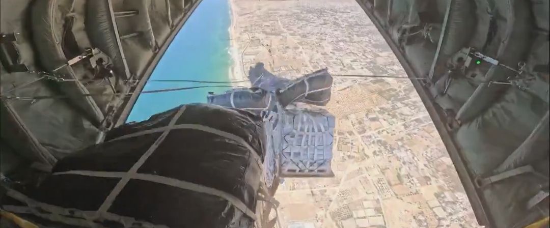 «طيور الخير تتساقط على غزة».. الإمارات تنفذ عملية الإنزال الجوي الـ 61 للمساعدات - الخليج الان