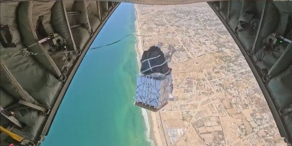 «طيور الخير تتساقط على غزة».. الإمارات تنفذ عملية الإنزال الجوي الـ 61 للمساعدات - الخليج الان