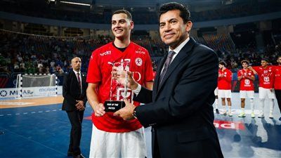 عمر بركة لاعب منتخب اليد: الحضور الجماهيري مبهر.. وهدفنا التتويج باللقب - الخليج الان