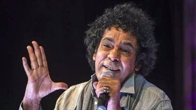 أنا بخير.. أول تعليق من محمد منير بعد تعرضه لوعكة صحية ونقله المستشفى - الخليج الان